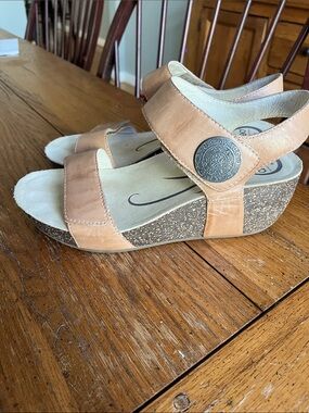 Abeo Women's Tan Wedge Una Leather Sandals